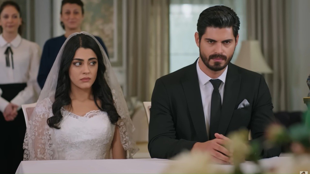 Hancer i Cihan mają gorzkie miny podczas swojego ślubu.