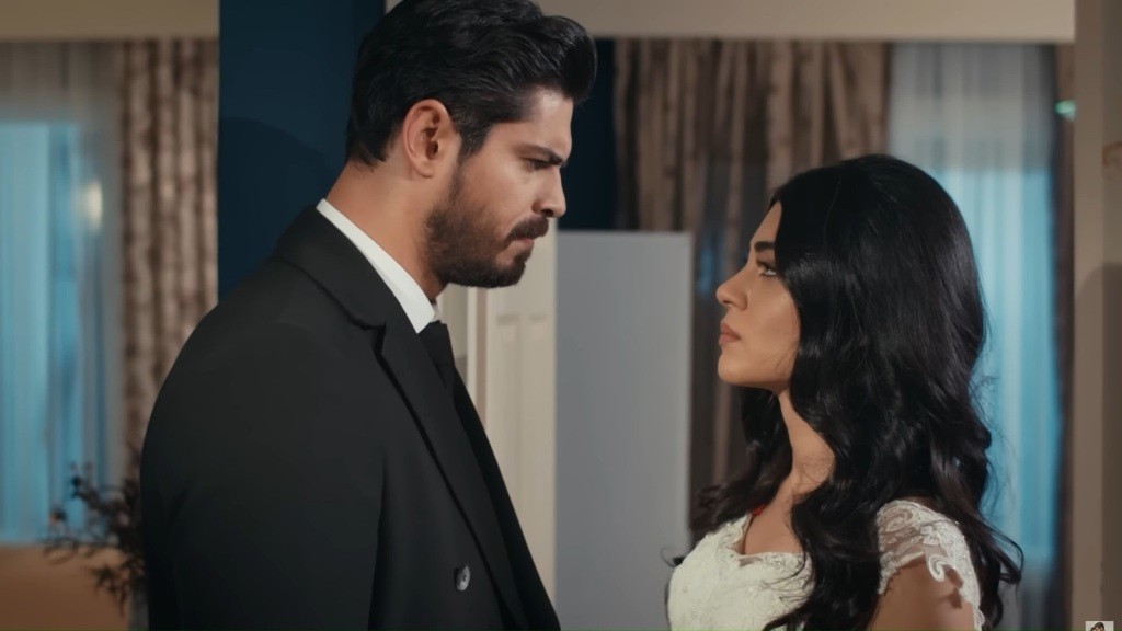 Cihan stoi twarzą w twarz z Hancer.