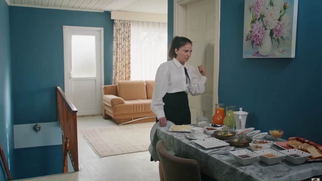 Pokojówka przygotowała śniadanie dla Hancer i puka do drzwi jej pokoju.