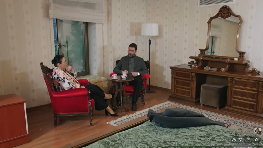 Mukadder i Nusret siedzą w fotelach.