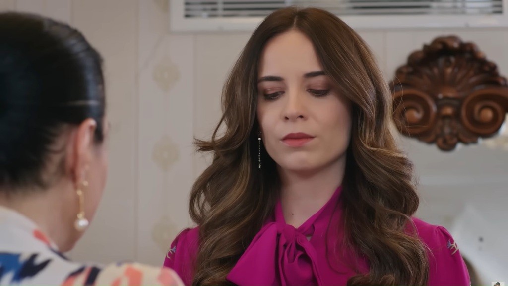 Beyza stoi przed Mukadder.