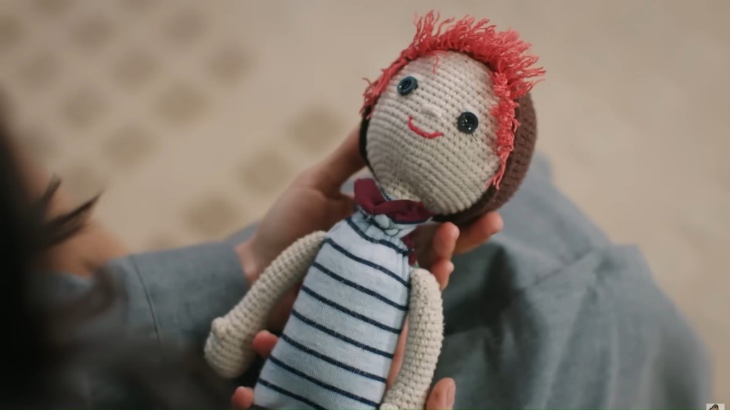 Szmaciana lalka w rękach Hancer.