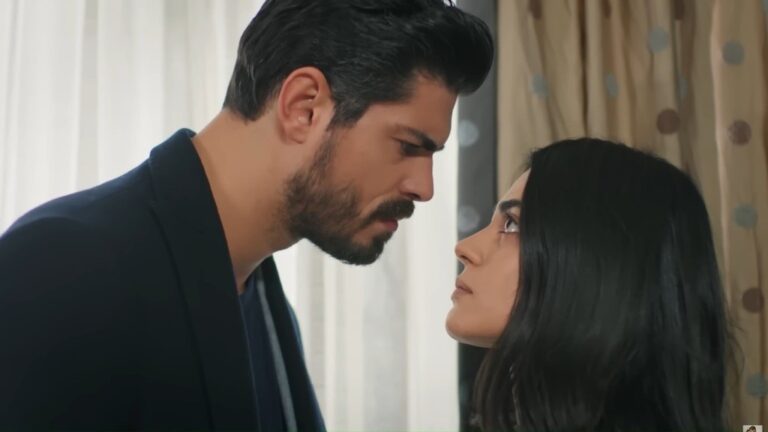 Cihan pochyla się nad Hancer, patrząc jej prosto w oczy.