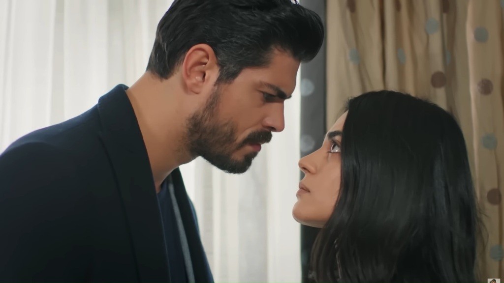 Cihan pochyla się nad Hancer, patrząc jej prosto w oczy.