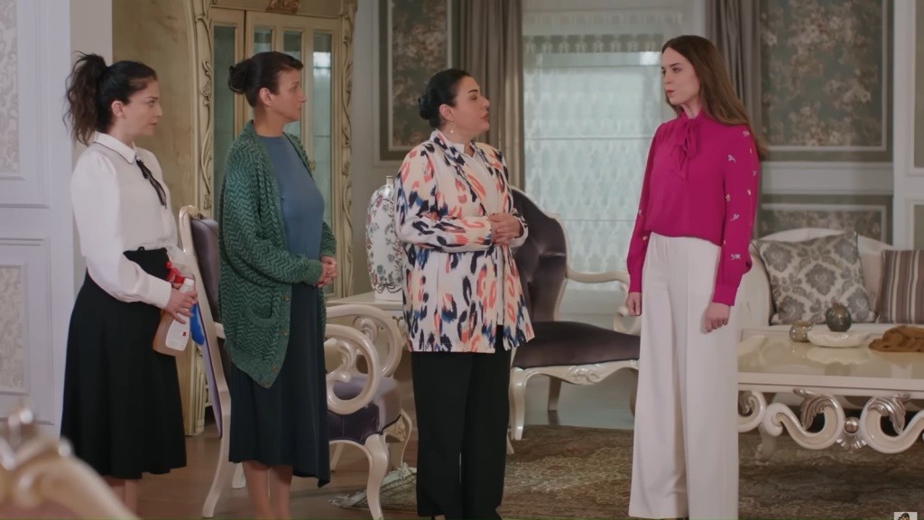 W salonie obok siebie stoją Gulsum, Fadime, Mukadder i Beyza.