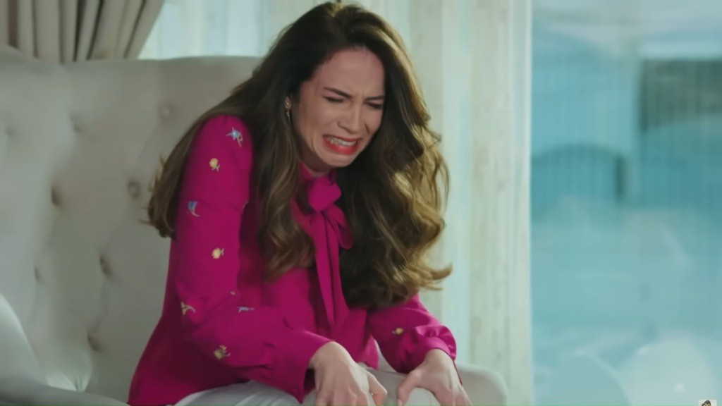 Beyza rozpacza, siedząc w fotelu i zaciskając dłonie na kolanach.