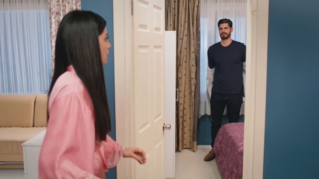 Cihan ściąga marynarkę w sypialni, czekając na Hancer.