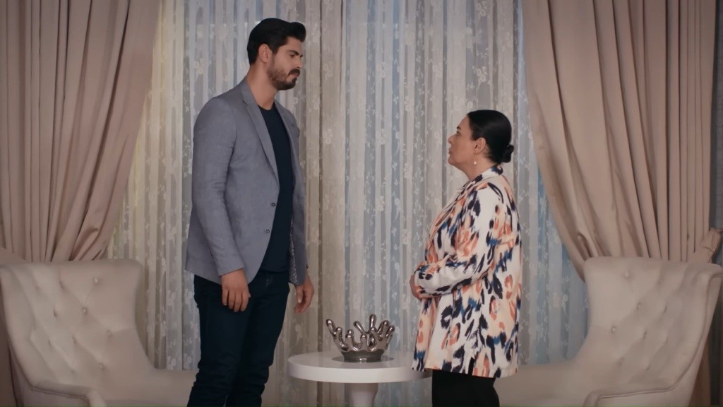 Cihan stoi naprzeciwko Mukadder.