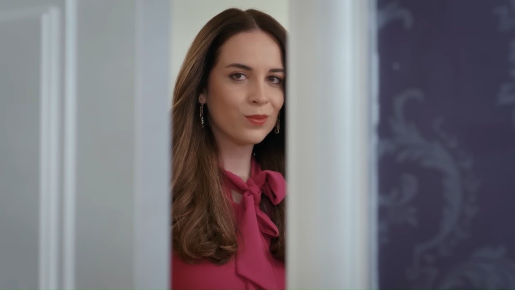 Beyza przez uchylone drzwi obserwuje rozmowę Cihana i jego matki.