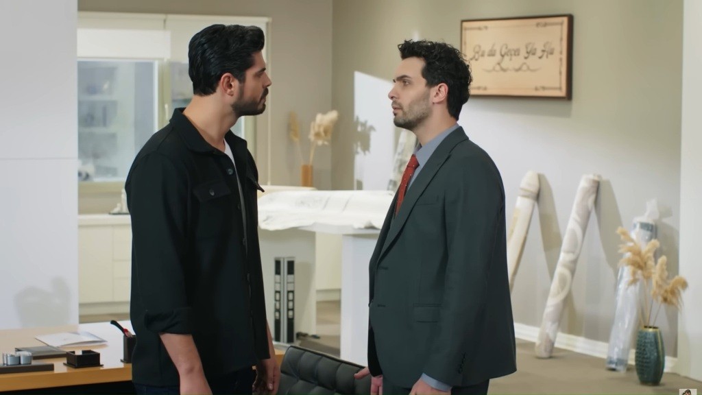 Cihan i Engin stoją twarzą w twarz.