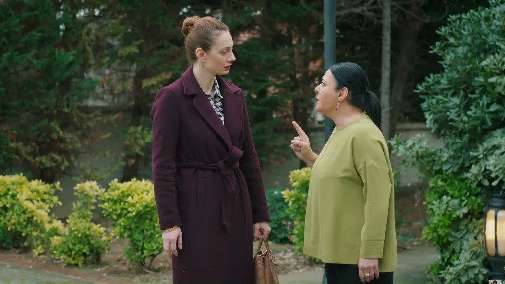 Mukadder wyrzuca Deryę z terenu rezydencji.