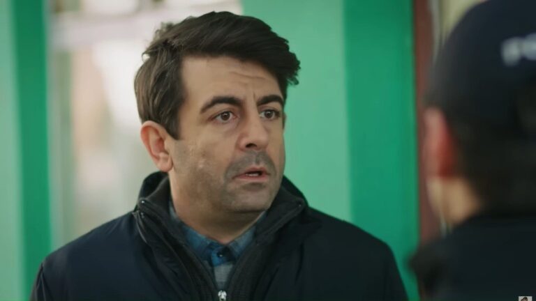 Cemil patrzy przestraszonym wzrokiem na policjanta.