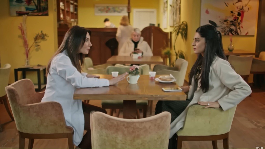 Doktor Yasemin i Hancer w kawiarni.