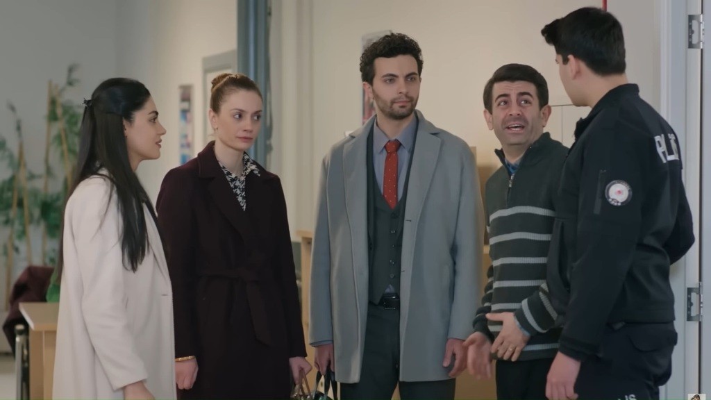 Hancer, Derya, Engin i Cemil na komisariacie.