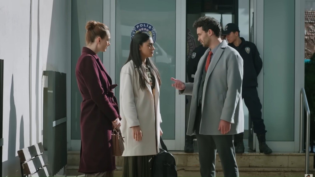 Engin rozmawia z Hancer i Deryą przed komisariatem.