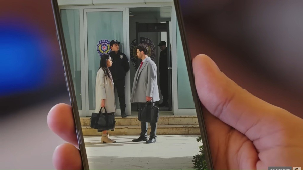 Zdjęcie Hancer i Engina na telefonie Cihana.