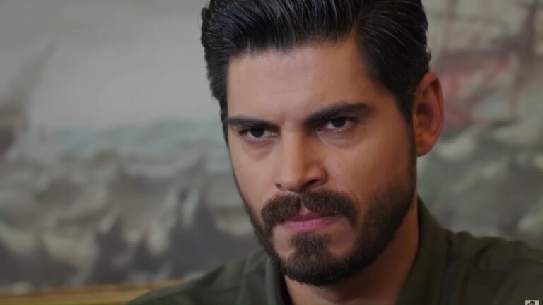 Cihan marszczy brwi w napięciu.