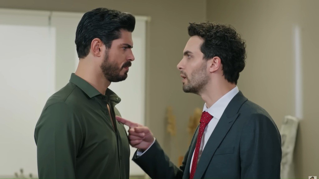 Engin wbija palec wskazujący w pierś Cihana, stojąc z nim oko w oko.