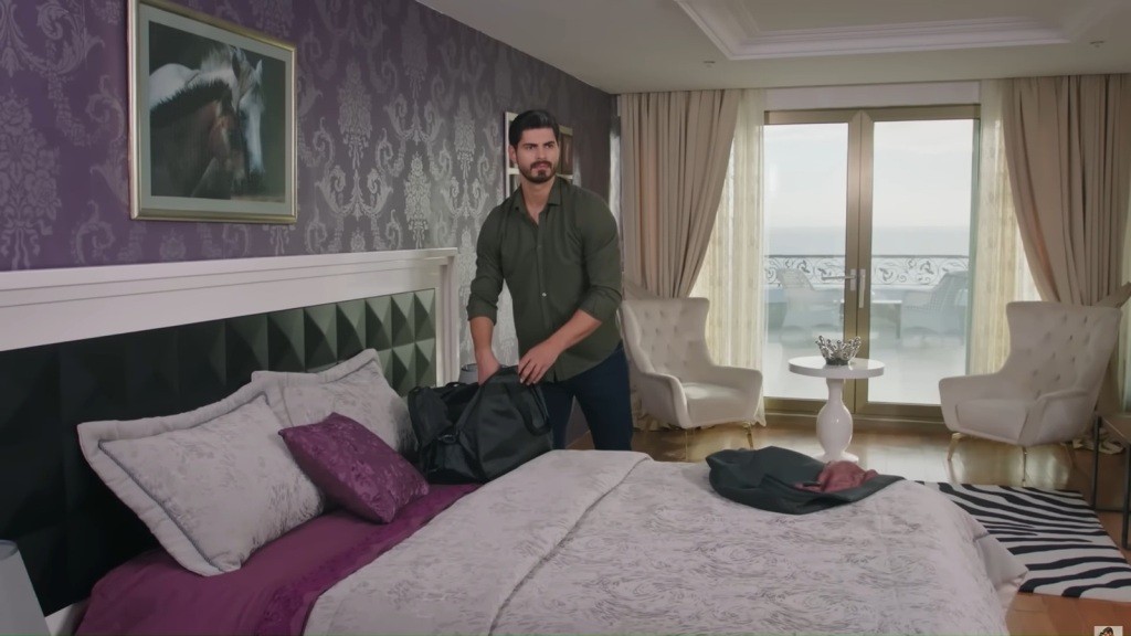 Cihan znajduje czarną torbę w swoim pokoju.