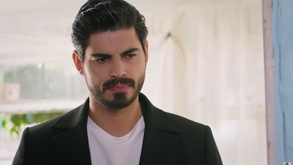 Cihan pojawia się w drzwiach domu Hancer.