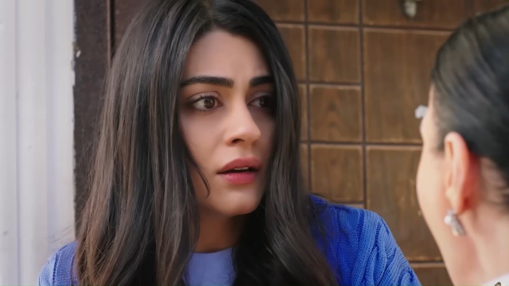 Hancer z przerażeniem patrzy na Mukadder.