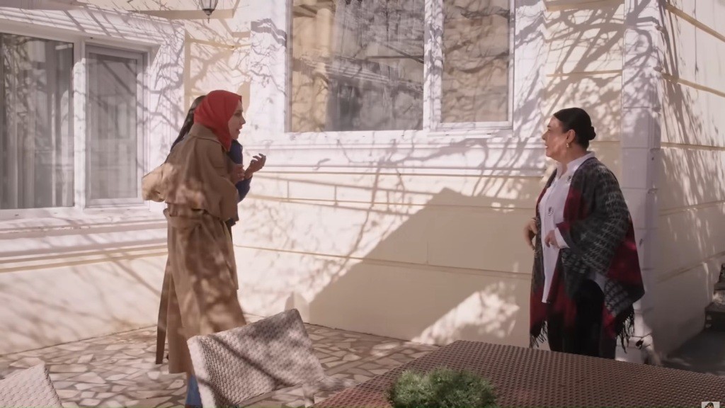 Sinem staje w obronie Hancer.