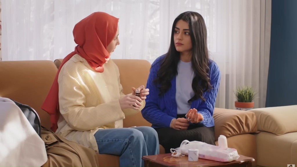 Sinem opatruje dłoń Hancer.