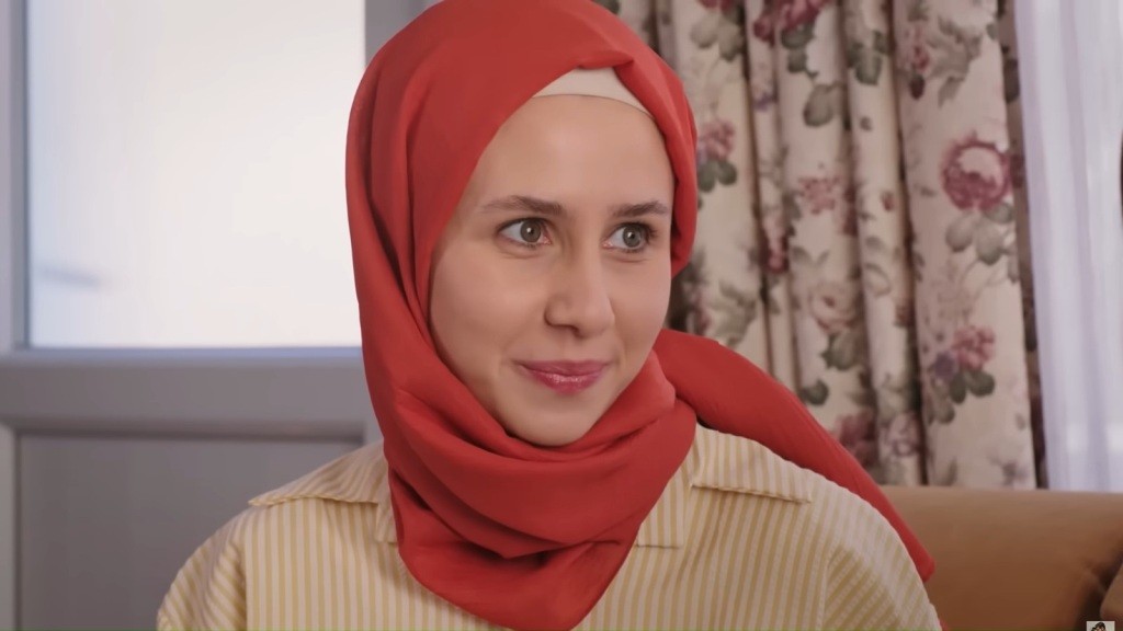 Sinem uśmiecha się.