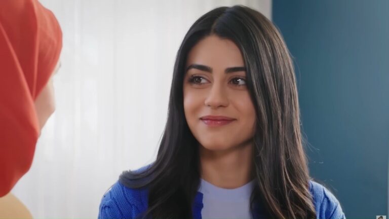 Hancer uśmiecha się.