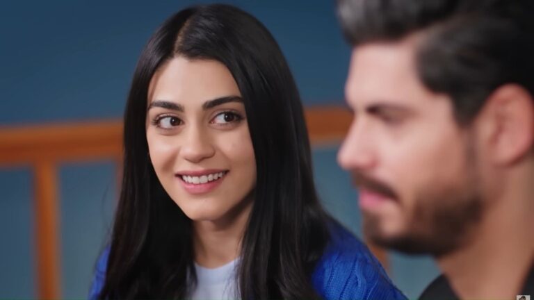 Hancer patrzy z uśmiechem na Cihana.