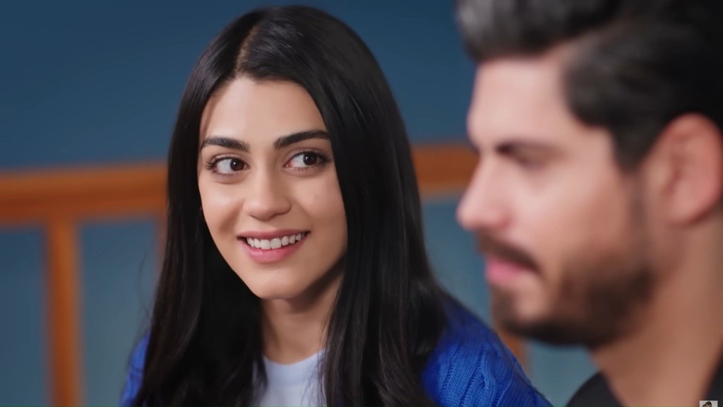 Hancer patrzy z uśmiechem na Cihana.