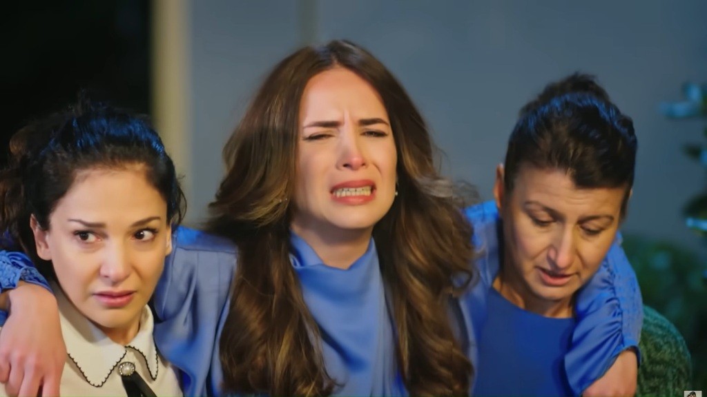 Gulsum i Fadime prowadzą kontuzjowaną Beyzę, na twarzy której maluje się grymas bólu.