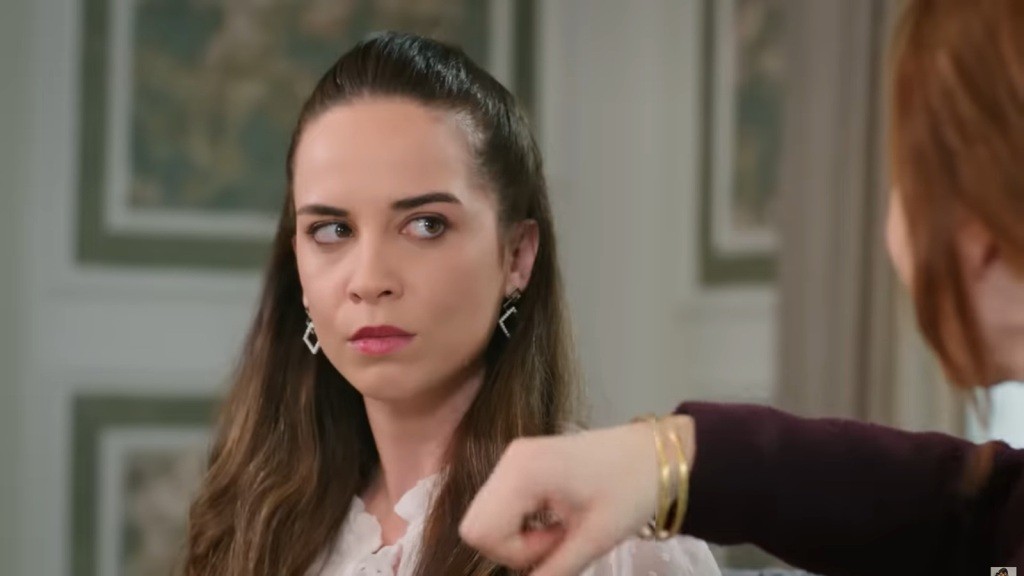 Beyza patrzy na Deryę z pogardą.