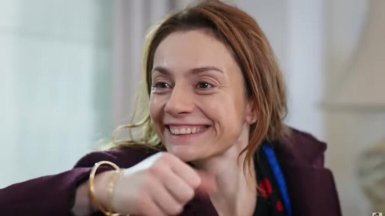 Derya z dumą pokazuje złote bransoletki.