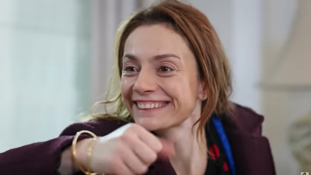 Derya z dumą pokazuje złote bransoletki.