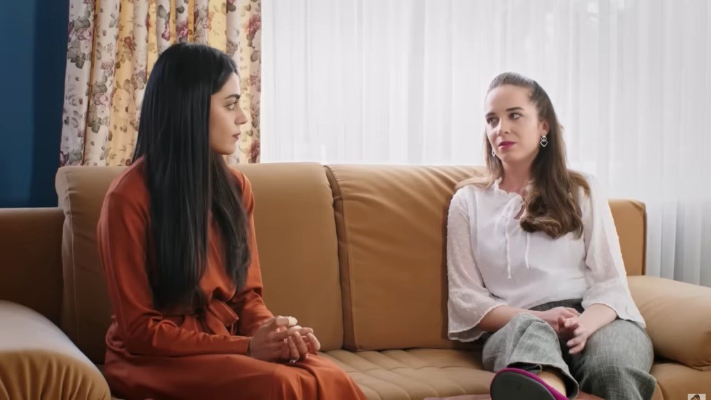 Hancer i Beyza siedzą na kanapie, twarzami zwrócone do siebie.