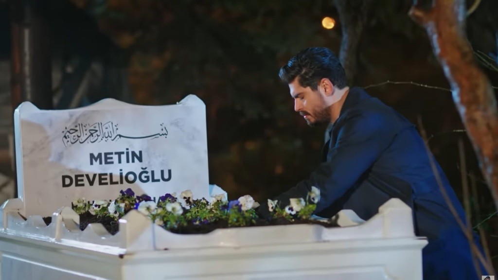 Cihan kuca przy grobie ojca.