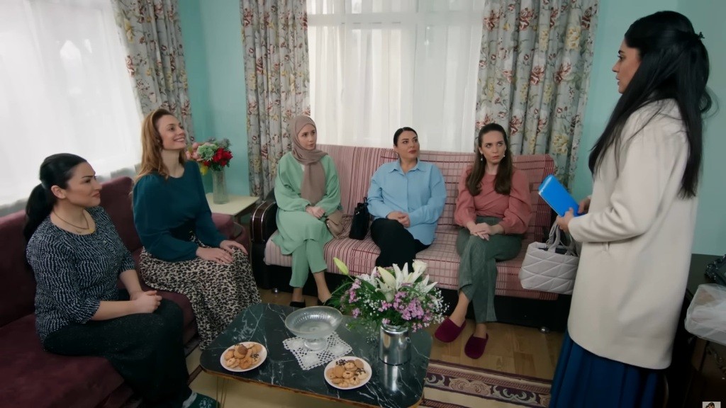 Hancer wraca do domu i zastaje kobiety z rodziny Develioglu siedzące na wersalce w pokoju dziennym.