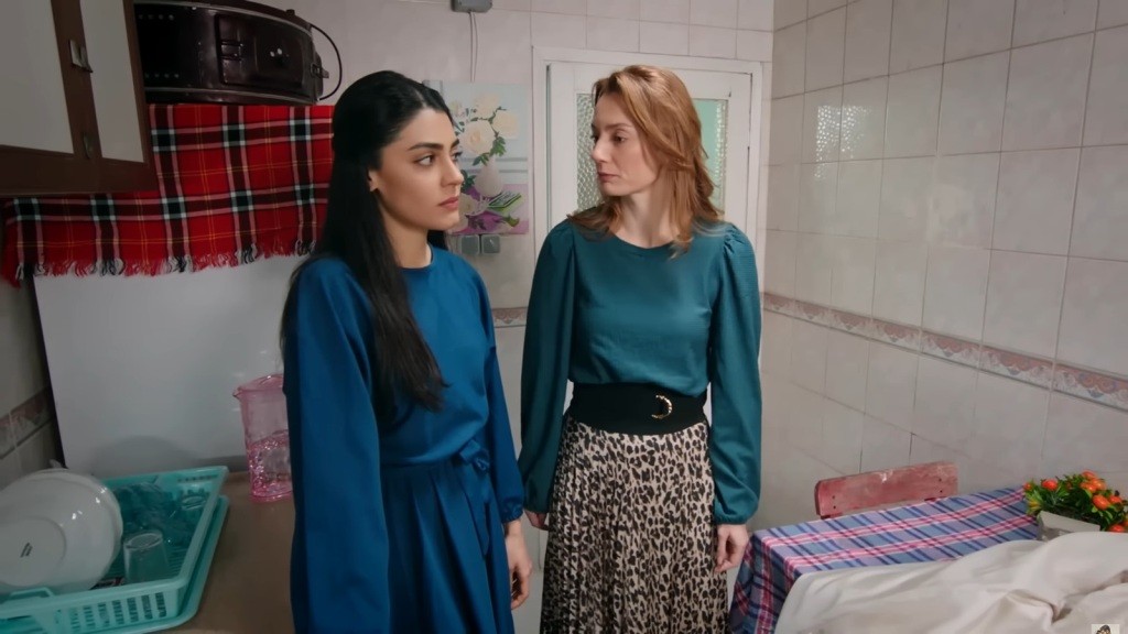 Hancer i Derya w kuchni.