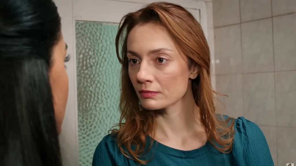 Derya rzuca Hancer zimne spojrzenie, wpatrując się w jej twarz.