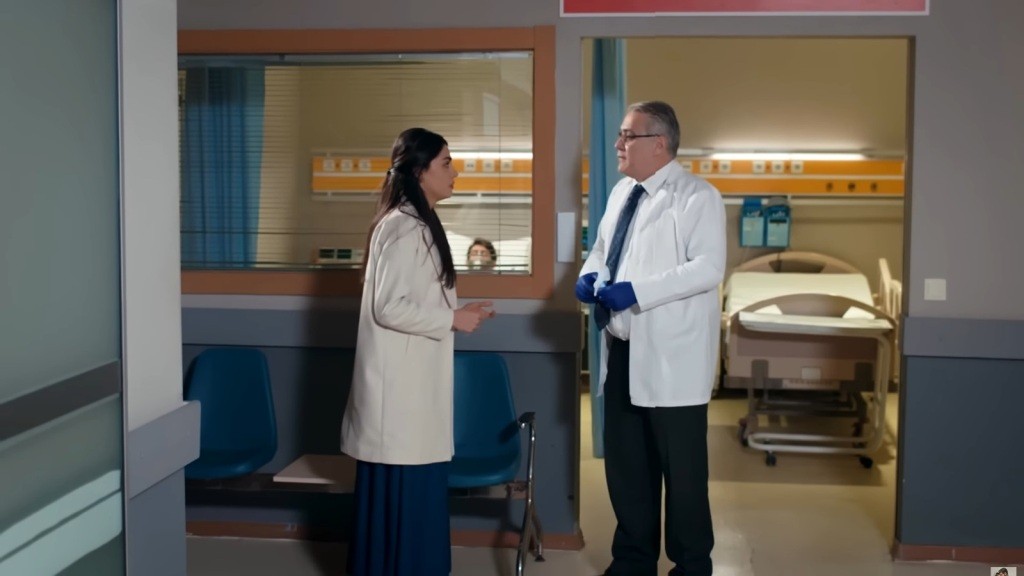 Hancer rozmawia z lekarzem przed salą, w której leży jej brat.