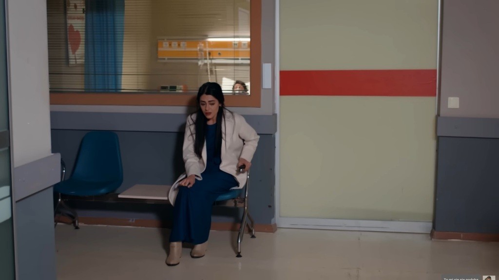 Derya siedzi na krześle przed salą brata. Jest zdruzgotana.