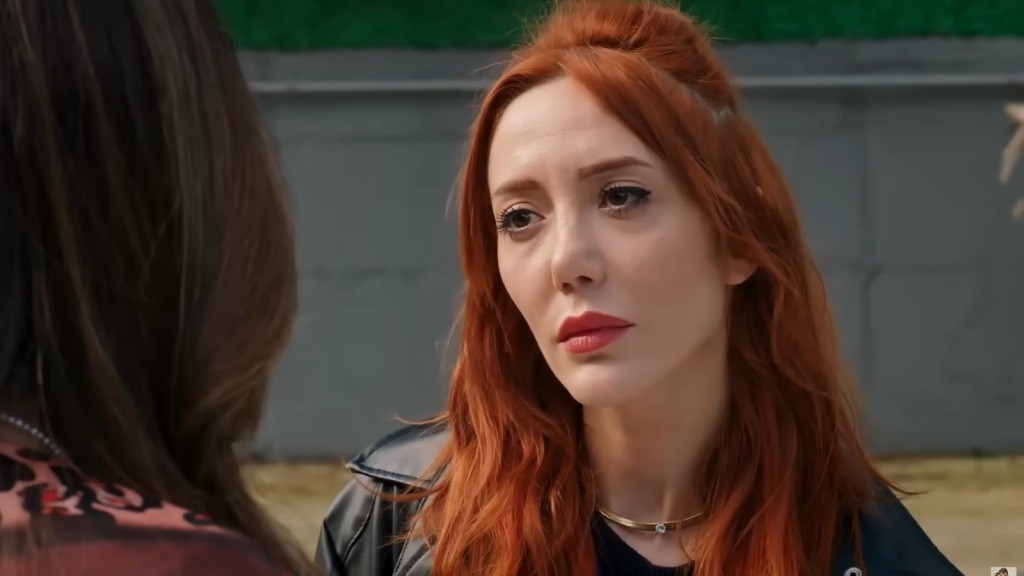 Zbliżenie na twarz Yoncy.