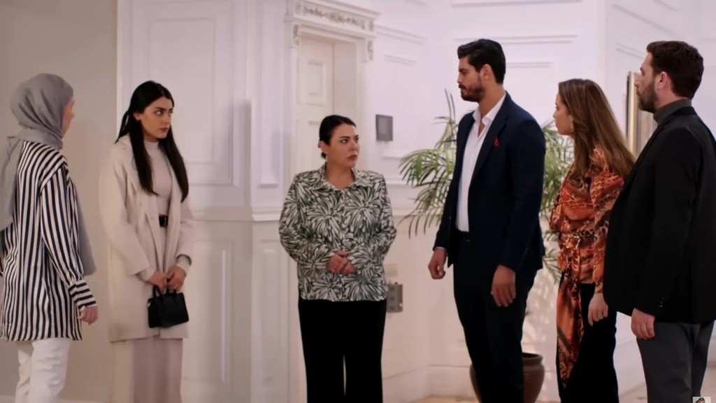 Scena w hallu rezydencji Develioglu.