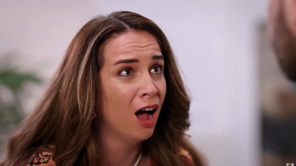 Beyza jest w szoku. Otwiera szeroko usta i robi zdruzgotaną minę.