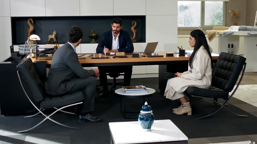 Prawnik Engin, Cihan i Hancer siedzą w biurze.