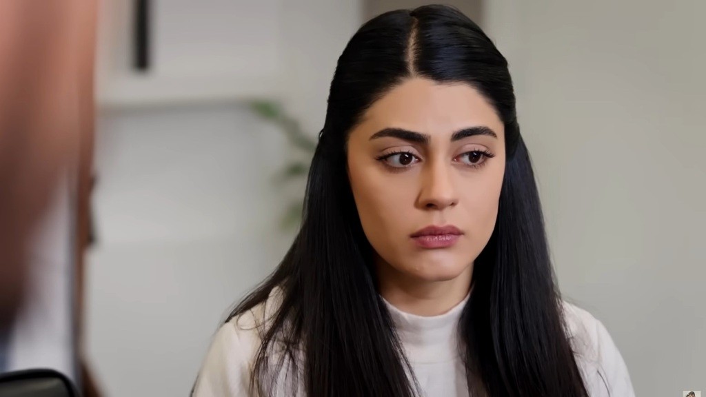 Zbliżenie na smutną twarz Hancer.