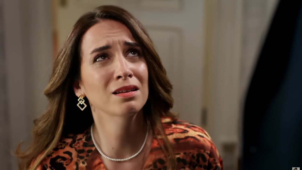 Zbliżenie na zrozpaczoną twarz Beyzy.