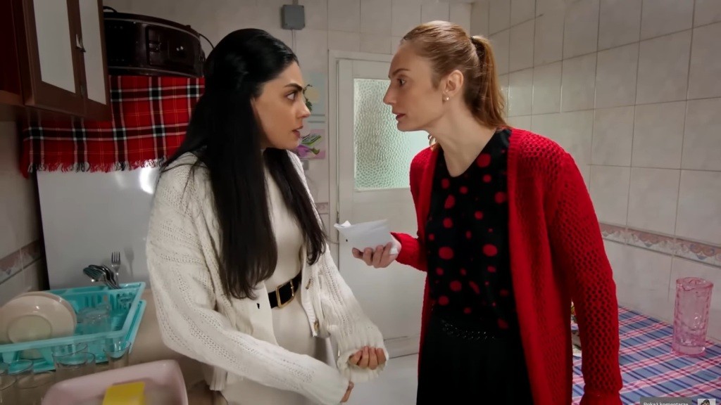 Derya trzyma w ręku kopertę i przeszywa Hancer ostrym spojrzeniem.