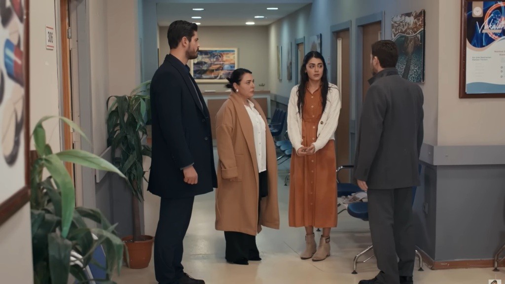 Develioglu i Hancer rozmawiają na szpitalnym korytarzu.